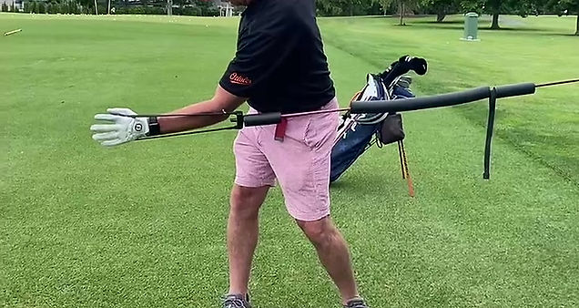 Using bungee to promote better backswing pivot